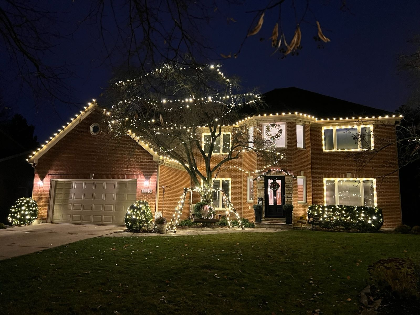 Full house Christmas lighting display - North Shore